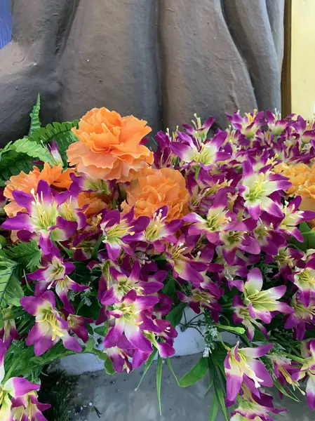 Karışık çiçek buketi konsepti. Birçok renkli düğün çiçekleri, sonbahar tropikal bahçesinden yapılmış parlak ve güzel sonbahar mobilyalarıyla süslenmiş.. 