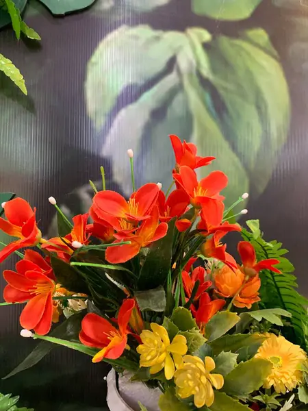 Karışık çiçek buketi konsepti. Birçok renkli düğün çiçekleri, sonbahar tropikal bahçesinden yapılmış parlak ve güzel sonbahar mobilyalarıyla süslenmiş.. 