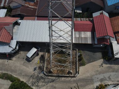 Üretimden üretilen elektrik tüketicilere ulaşmadan önce nakil kuleleri yoluyla dağıtılır. Aktarım kuleleri yoğun nüfuslu bir şehrin çatısından geçiyor.