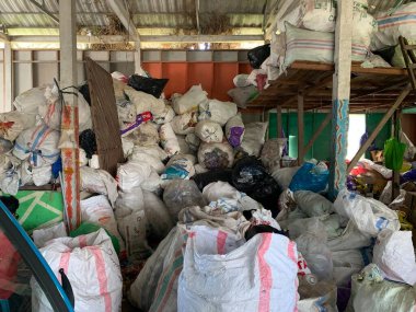 Plastik atıklar, kenar mahallelerdeki çöp yığını ayrı. Kullanılan atıkları geri dönüşüm için işlemeye hazır.