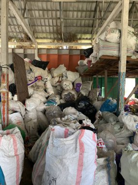 Plastik atıklar, kenar mahallelerdeki çöp yığını ayrı. Kullanılan atıkları geri dönüşüm için işlemeye hazır.