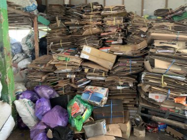 Plastik atıklar, kenar mahallelerdeki çöp yığını ayrı. Kullanılan atıkları geri dönüşüm için işlemeye hazır.