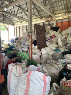 Plastik atıklar, kenar mahallelerdeki çöp yığını ayrı. Kullanılan atıkları geri dönüşüm için işlemeye hazır.