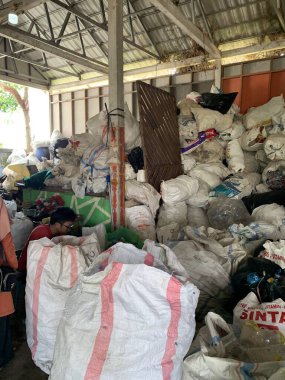 Plastik atıklar, kenar mahallelerdeki çöp yığını ayrı. Kullanılan atıkları geri dönüşüm için işlemeye hazır.