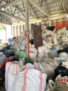 Plastik atıklar, kenar mahallelerdeki çöp yığını ayrı. Kullanılan atıkları geri dönüşüm için işlemeye hazır.