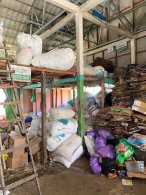 Plastik atıklar, kenar mahallelerdeki çöp yığını ayrı. Kullanılan atıkları geri dönüşüm için işlemeye hazır.