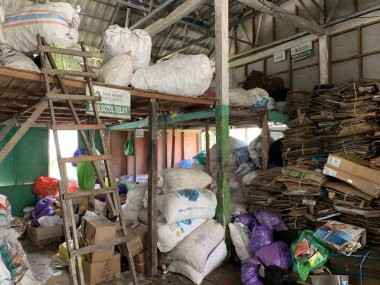 Plastik atıklar, kenar mahallelerdeki çöp yığını ayrı. Kullanılan atıkları geri dönüşüm için işlemeye hazır.