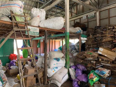 Plastik atıklar, kenar mahallelerdeki çöp yığını ayrı. Kullanılan atıkları geri dönüşüm için işlemeye hazır.