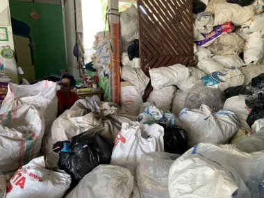 Plastik atıklar, kenar mahallelerdeki çöp yığını ayrı. Kullanılan atıkları geri dönüşüm için işlemeye hazır.