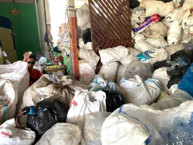 Plastik atıklar, kenar mahallelerdeki çöp yığını ayrı. Kullanılan atıkları geri dönüşüm için işlemeye hazır.