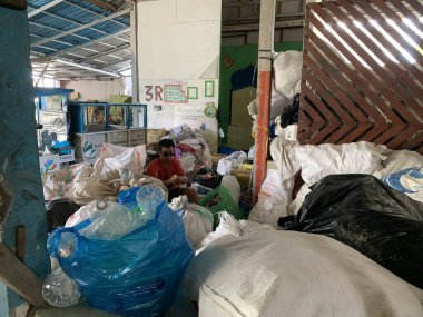 Plastik atıklar, kenar mahallelerdeki çöp yığını ayrı. Kullanılan atıkları geri dönüşüm için işlemeye hazır.