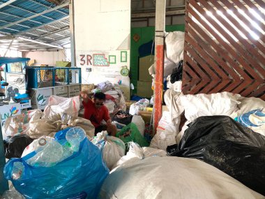 Plastik atıklar, kenar mahallelerdeki çöp yığını ayrı. Kullanılan atıkları geri dönüşüm için işlemeye hazır.