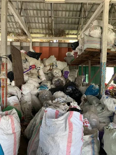 Plastik atıklar, kenar mahallelerdeki çöp yığını ayrı. Kullanılan atıkları geri dönüşüm için işlemeye hazır.