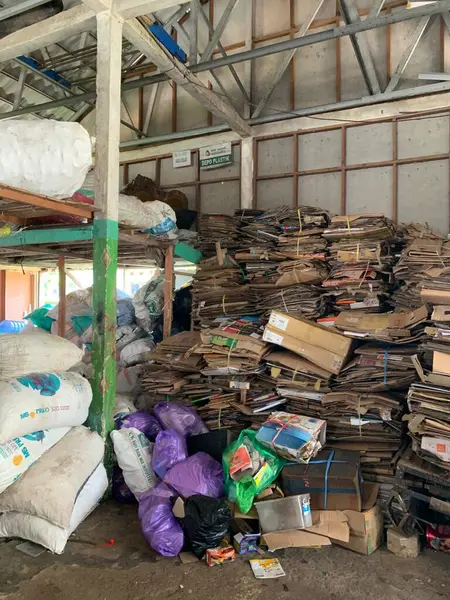 Plastik atıklar, kenar mahallelerdeki çöp yığını ayrı. Kullanılan atıkları geri dönüşüm için işlemeye hazır.