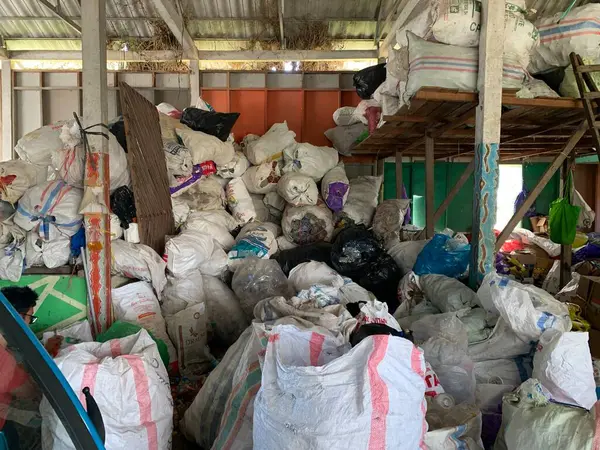 Plastik atıklar, kenar mahallelerdeki çöp yığını ayrı. Kullanılan atıkları geri dönüşüm için işlemeye hazır.