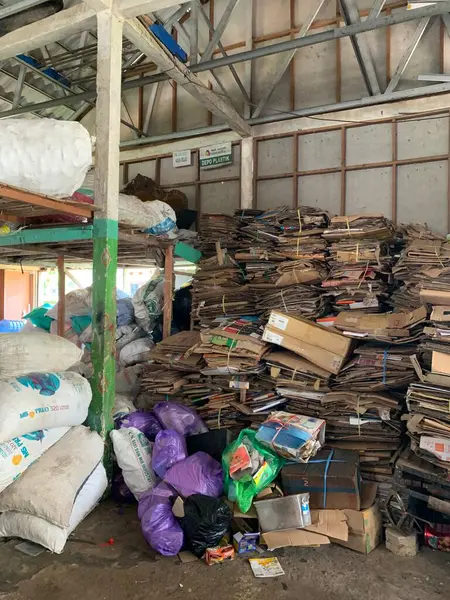 Plastik atıklar, kenar mahallelerdeki çöp yığını ayrı. Kullanılan atıkları geri dönüşüm için işlemeye hazır.