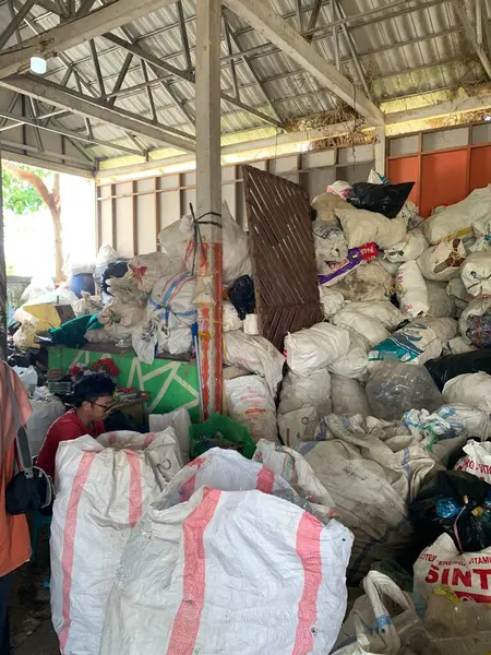 Plastik atıklar, kenar mahallelerdeki çöp yığını ayrı. Kullanılan atıkları geri dönüşüm için işlemeye hazır.