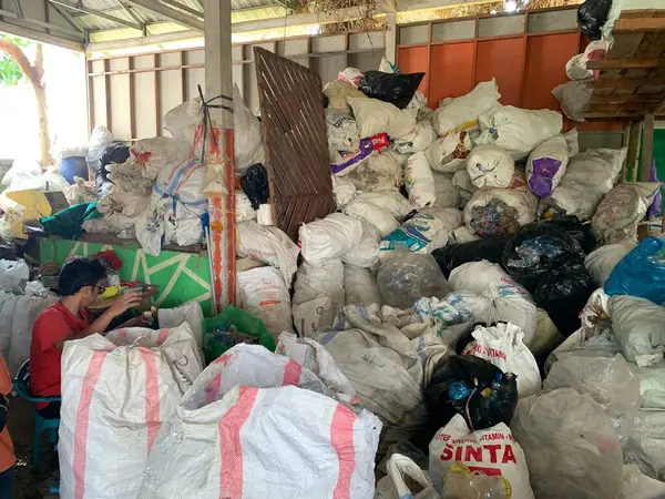 Plastik atıklar, kenar mahallelerdeki çöp yığını ayrı. Kullanılan atıkları geri dönüşüm için işlemeye hazır.