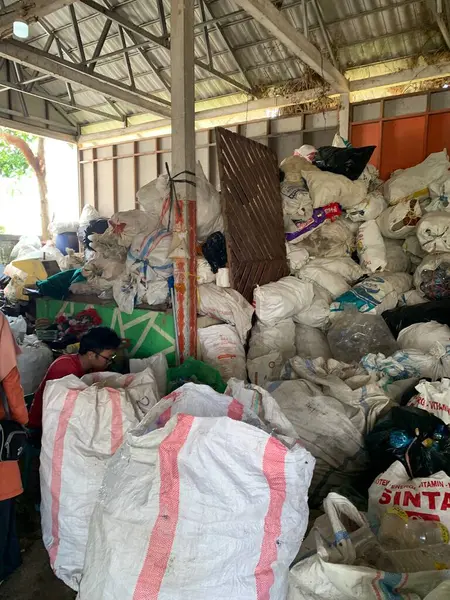 Plastik atıklar, kenar mahallelerdeki çöp yığını ayrı. Kullanılan atıkları geri dönüşüm için işlemeye hazır.