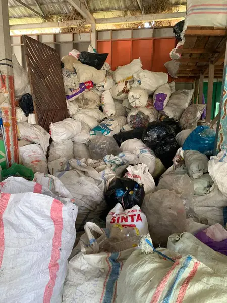 Plastik atıklar, kenar mahallelerdeki çöp yığını ayrı. Kullanılan atıkları geri dönüşüm için işlemeye hazır.
