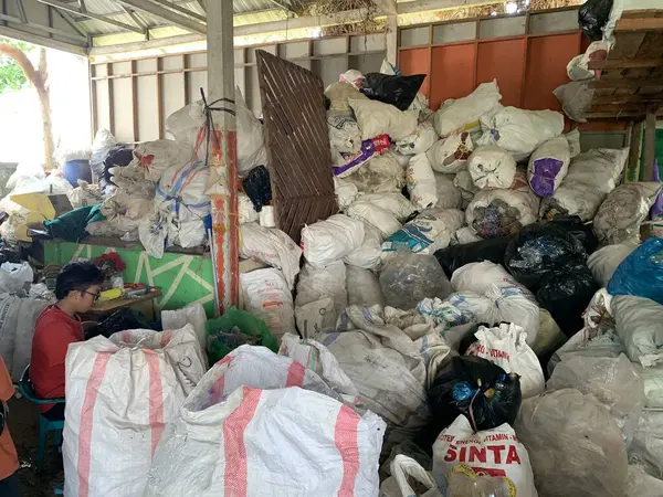 Plastik atıklar, kenar mahallelerdeki çöp yığını ayrı. Kullanılan atıkları geri dönüşüm için işlemeye hazır.