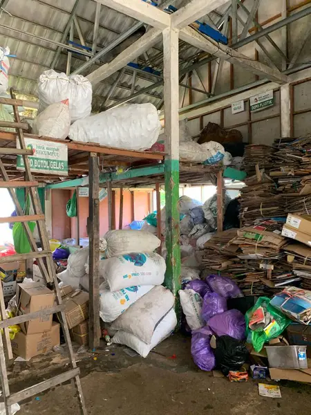 Plastik atıklar, kenar mahallelerdeki çöp yığını ayrı. Kullanılan atıkları geri dönüşüm için işlemeye hazır.