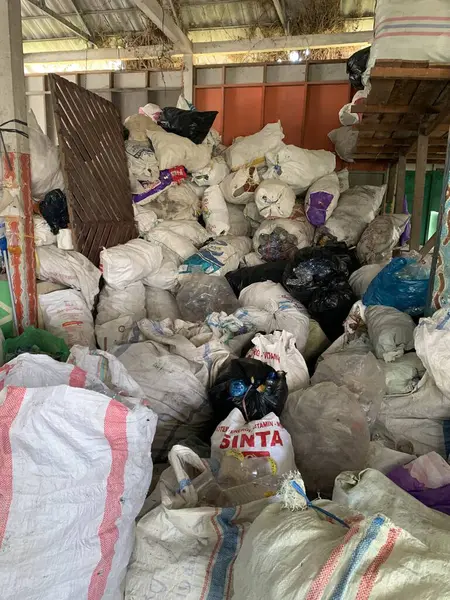 Plastik atıklar, kenar mahallelerdeki çöp yığını ayrı. Kullanılan atıkları geri dönüşüm için işlemeye hazır.