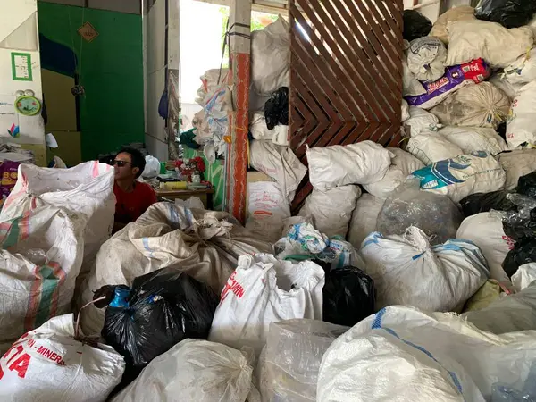 Plastik atıklar, kenar mahallelerdeki çöp yığını ayrı. Kullanılan atıkları geri dönüşüm için işlemeye hazır.