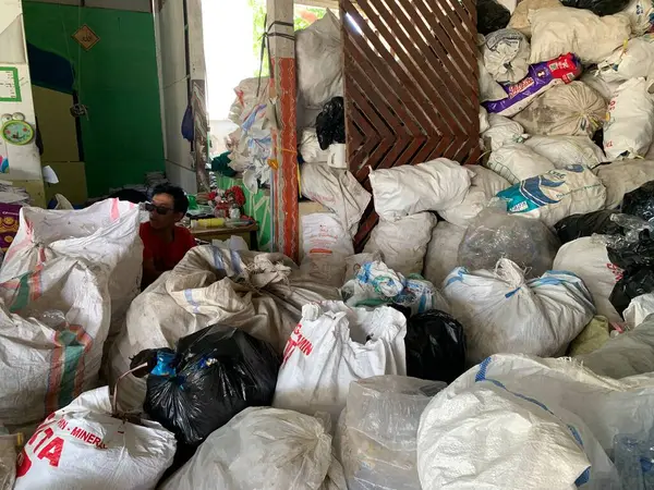 Plastik atıklar, kenar mahallelerdeki çöp yığını ayrı. Kullanılan atıkları geri dönüşüm için işlemeye hazır.