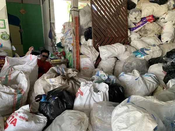 Plastik atıklar, kenar mahallelerdeki çöp yığını ayrı. Kullanılan atıkları geri dönüşüm için işlemeye hazır.