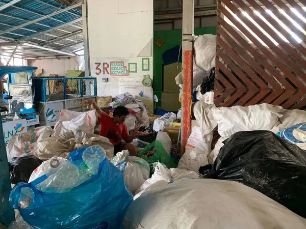 Plastik atıklar, kenar mahallelerdeki çöp yığını ayrı. Kullanılan atıkları geri dönüşüm için işlemeye hazır.