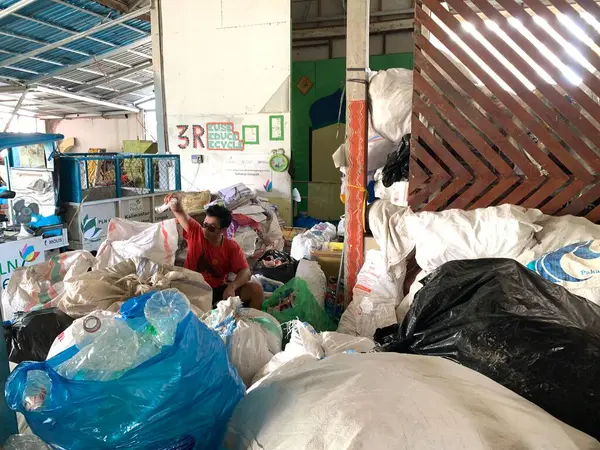 Plastik atıklar, kenar mahallelerdeki çöp yığını ayrı. Kullanılan atıkları geri dönüşüm için işlemeye hazır.