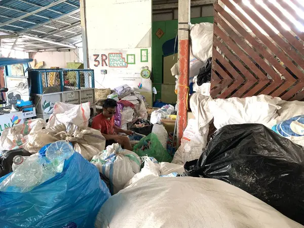 Plastik atıklar, kenar mahallelerdeki çöp yığını ayrı. Kullanılan atıkları geri dönüşüm için işlemeye hazır.