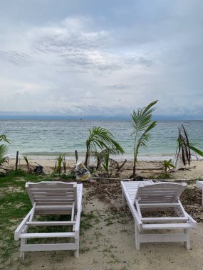 Yaz sahili manzarası. Tropik ada cenneti. Egzotik kıyılar, hindistan cevizi ağaçları, el değmemiş deniz, mavi gökyüzü. Şaşırtıcı doğa düzeni. Egzotik yolculuk geçmişi, tatil havası mükemmel duvar kağıdı.