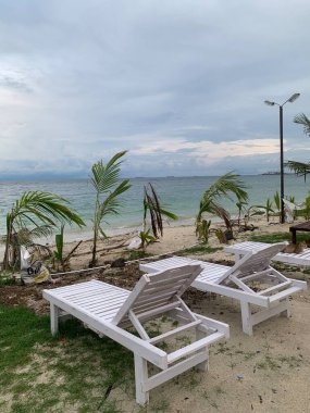Yaz sahili manzarası. Tropik ada cenneti. Egzotik kıyılar, hindistan cevizi ağaçları, el değmemiş deniz, mavi gökyüzü. Şaşırtıcı doğa düzeni. Egzotik yolculuk geçmişi, tatil havası mükemmel duvar kağıdı.
