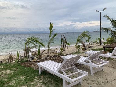 Yaz sahili manzarası. Tropik ada cenneti. Egzotik kıyılar, hindistan cevizi ağaçları, el değmemiş deniz, mavi gökyüzü. Şaşırtıcı doğa düzeni. Egzotik yolculuk geçmişi, tatil havası mükemmel duvar kağıdı.