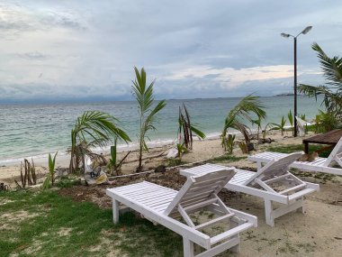 Yaz sahili manzarası. Tropik ada cenneti. Egzotik kıyılar, hindistan cevizi ağaçları, el değmemiş deniz, mavi gökyüzü. Şaşırtıcı doğa düzeni. Egzotik yolculuk geçmişi, tatil havası mükemmel duvar kağıdı.