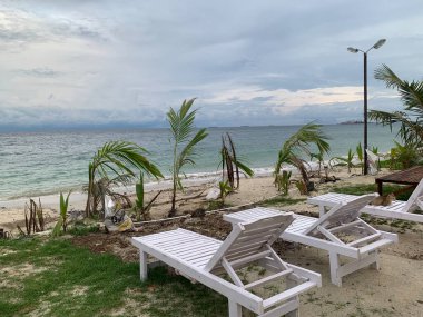 Yaz sahili manzarası. Tropik ada cenneti. Egzotik kıyılar, hindistan cevizi ağaçları, el değmemiş deniz, mavi gökyüzü. Şaşırtıcı doğa düzeni. Egzotik yolculuk geçmişi, tatil havası mükemmel duvar kağıdı.