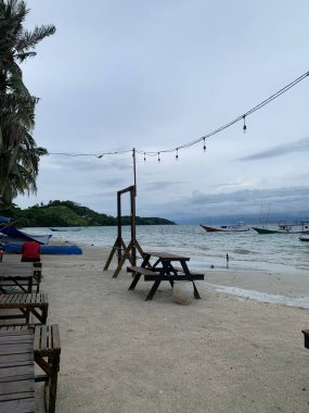 Yaz sahili manzarası. Tropik ada cenneti. Egzotik kıyılar, hindistan cevizi ağaçları, el değmemiş deniz, mavi gökyüzü. Şaşırtıcı doğa düzeni. Egzotik yolculuk geçmişi, tatil havası mükemmel duvar kağıdı.