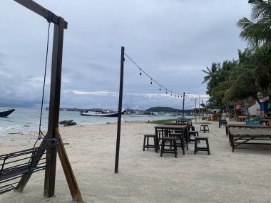 Yaz sahili manzarası. Tropik ada cenneti. Egzotik kıyılar, hindistan cevizi ağaçları, el değmemiş deniz, mavi gökyüzü. Şaşırtıcı doğa düzeni. Egzotik yolculuk geçmişi, tatil havası mükemmel duvar kağıdı.