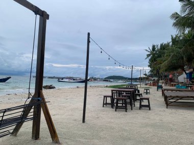 Yaz sahili manzarası. Tropik ada cenneti. Egzotik kıyılar, hindistan cevizi ağaçları, el değmemiş deniz, mavi gökyüzü. Şaşırtıcı doğa düzeni. Egzotik yolculuk geçmişi, tatil havası mükemmel duvar kağıdı.