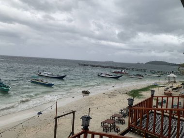 Yaz sahili manzarası. Tropik ada cenneti. Egzotik kıyılar, hindistan cevizi ağaçları, el değmemiş deniz, mavi gökyüzü. Şaşırtıcı doğa düzeni. Egzotik yolculuk geçmişi, tatil havası mükemmel duvar kağıdı.