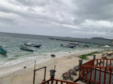 Yaz sahili manzarası. Tropik ada cenneti. Egzotik kıyılar, hindistan cevizi ağaçları, el değmemiş deniz, mavi gökyüzü. Şaşırtıcı doğa düzeni. Egzotik yolculuk geçmişi, tatil havası mükemmel duvar kağıdı.