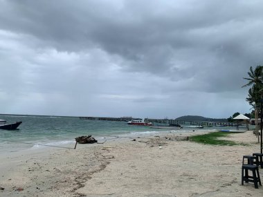 Yaz sahili manzarası. Tropik ada cenneti. Egzotik kıyılar, hindistan cevizi ağaçları, el değmemiş deniz, mavi gökyüzü. Şaşırtıcı doğa düzeni. Egzotik yolculuk geçmişi, tatil havası mükemmel duvar kağıdı.