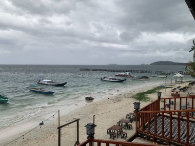 Yaz sahili manzarası. Tropik ada cenneti. Egzotik kıyılar, hindistan cevizi ağaçları, el değmemiş deniz, mavi gökyüzü. Şaşırtıcı doğa düzeni. Egzotik yolculuk geçmişi, tatil havası mükemmel duvar kağıdı.