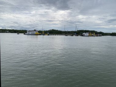 Yaz sahili manzarası. Tropik ada cenneti. Egzotik kıyılar, hindistan cevizi ağaçları, el değmemiş deniz, mavi gökyüzü. Şaşırtıcı doğa düzeni. Egzotik yolculuk geçmişi, tatil havası mükemmel duvar kağıdı.