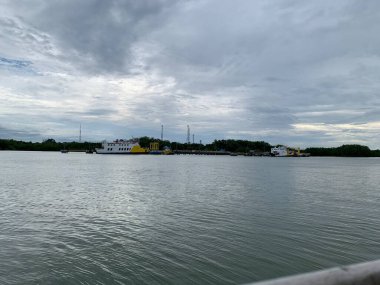 Yaz sahili manzarası. Tropik ada cenneti. Egzotik kıyılar, hindistan cevizi ağaçları, el değmemiş deniz, mavi gökyüzü. Şaşırtıcı doğa düzeni. Egzotik yolculuk geçmişi, tatil havası mükemmel duvar kağıdı.