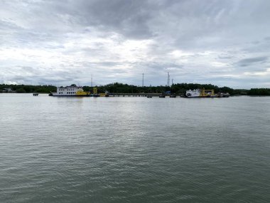Yaz sahili manzarası. Tropik ada cenneti. Egzotik kıyılar, hindistan cevizi ağaçları, el değmemiş deniz, mavi gökyüzü. Şaşırtıcı doğa düzeni. Egzotik yolculuk geçmişi, tatil havası mükemmel duvar kağıdı.
