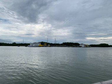 Yaz sahili manzarası. Tropik ada cenneti. Egzotik kıyılar, hindistan cevizi ağaçları, el değmemiş deniz, mavi gökyüzü. Şaşırtıcı doğa düzeni. Egzotik yolculuk geçmişi, tatil havası mükemmel duvar kağıdı.