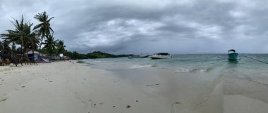 Yaz sahili manzarası. Tropik ada cenneti. Egzotik kıyılar, hindistan cevizi ağaçları, el değmemiş deniz, mavi gökyüzü. Şaşırtıcı doğa düzeni. Egzotik yolculuk geçmişi, tatil havası mükemmel duvar kağıdı.